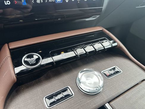 Certified 2025 Lincoln Navigator Reserve AWD/4WD image 23
