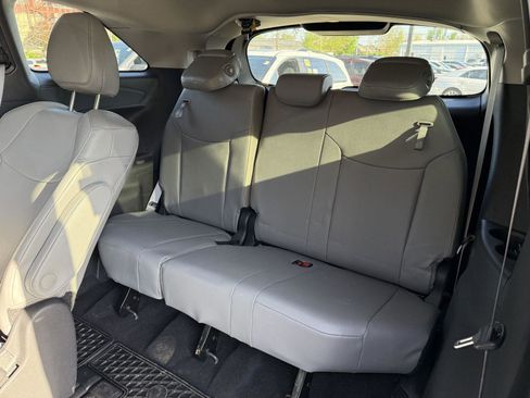 Used 2025 Toyota Sienna FWD image 11