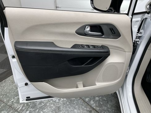 Used 2024 Chrysler Pacifica Touring-L image 7