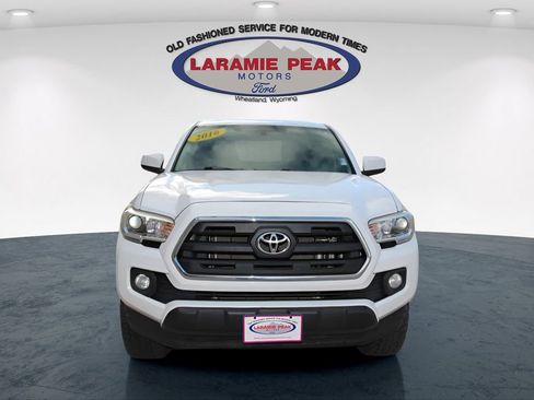 Used 2016 Toyota Tacoma SR5 w/ SR5 Appearance Package (DN) image 5