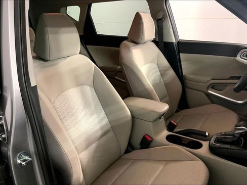 Certified 2025 Kia Soul LX w/ LX Technology Package FWD image 7