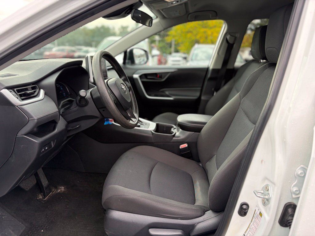Used 2024 Toyota RAV4 LE AWD/4WD image 20