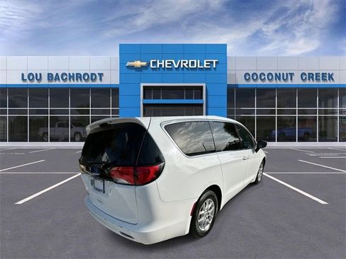 Used 2022 Chrysler Voyager LX image 8