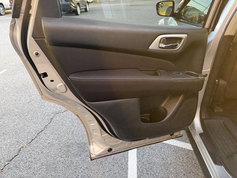 Used 2017 Nissan Pathfinder SV image 19
