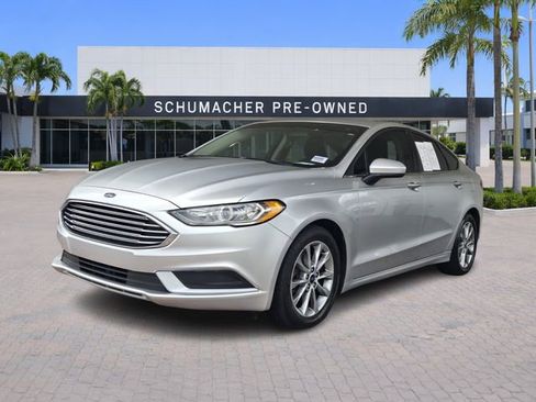 Used 2017 Ford Fusion SE w/ Fusion SE Technology Package image 3
