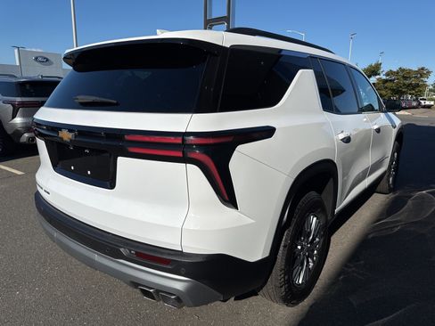 Used 2025 Chevrolet Traverse LT image 6