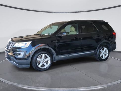 Used 2017 Ford Explorer XLT w/ Equipment Group 202A AWD/4WD image 4