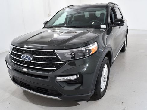 Used 2022 Ford Explorer XLT w/ Equipment Group 202A image 2