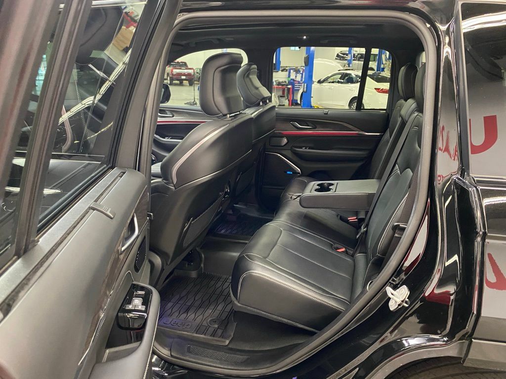 Used 2023 Jeep Grand Cherokee Overland w/ Luxury Tech Group IV AWD/4WD image 22