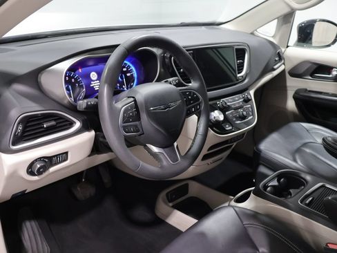 Used 2024 Chrysler Pacifica Touring-L FWD image 14
