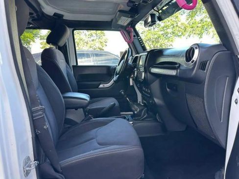 Used 2013 Jeep Wrangler Unlimited Rubicon w/ Connectivity Group AWD/4WD image 22