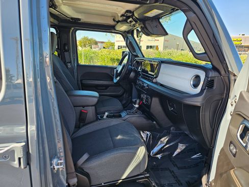 Used 2025 Jeep Wrangler Unlimited Sahara AWD/4WD image 36