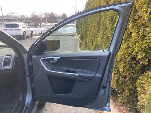 Used 2017 Volvo XC60 T6 Dynamic w/ Advanced Package image 28