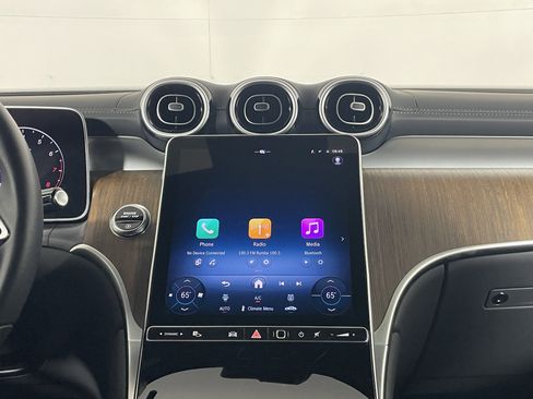 Used 2025 Mercedes-Benz GLC 300 image 17