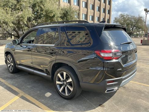 Used 2025 Honda Pilot Touring image 5