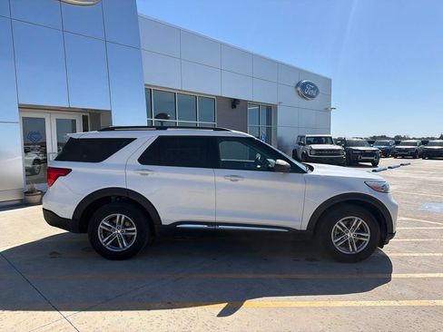 Used 2023 Ford Explorer XLT w/ Equipment Group 202A AWD/4WD image 8