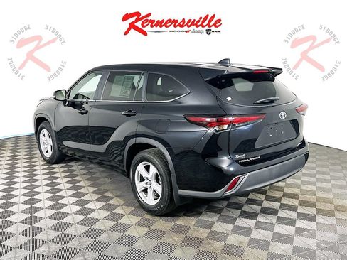 Used 2024 Toyota Highlander LE image 5