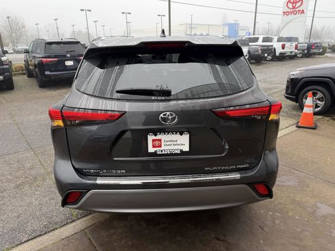 Certified 2022 Toyota Highlander Platinum image 5