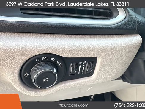 Used 2017 Chrysler Pacifica Touring-L image 41