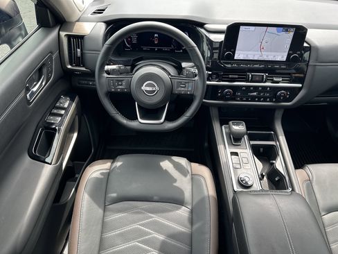 Used 2025 Nissan Pathfinder Platinum image 24