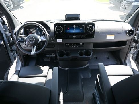 Used 2025 Mercedes-Benz Sprinter 2500 image 17