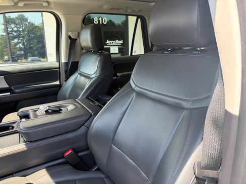 Used 2025 Ford Expedition Active AWD/4WD image 3
