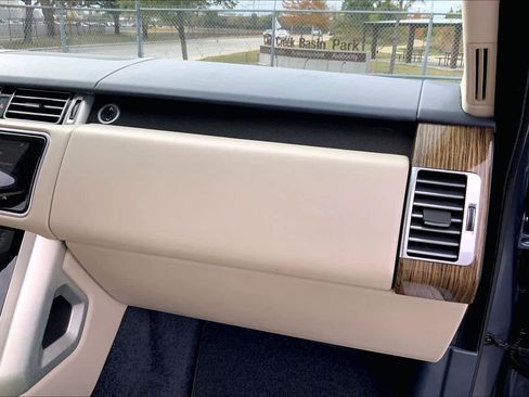 Used 2019 Land Rover Range Rover HSE image 17