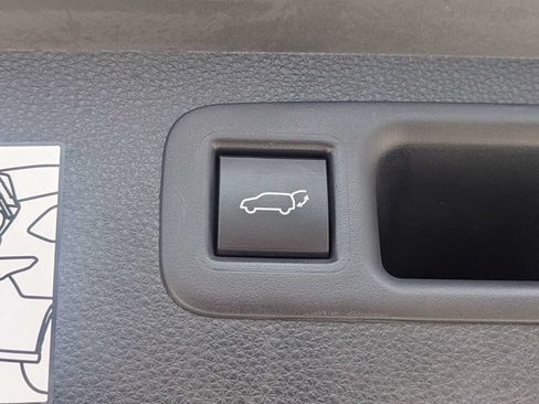 Used 2022 Toyota Highlander Limited FWD image 12