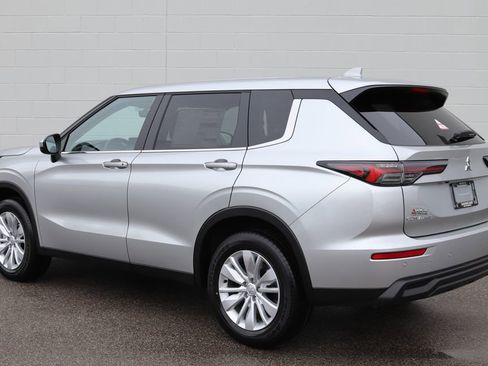 New 2026 Mitsubishi Outlander ES image 3