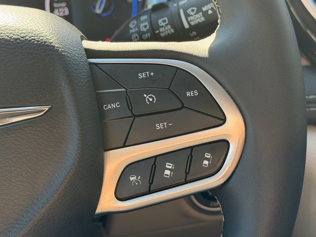 Used 2024 Chrysler Pacifica Limited FWD image 19
