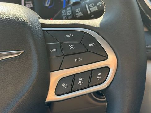 Used 2024 Chrysler Pacifica Limited FWD image 19