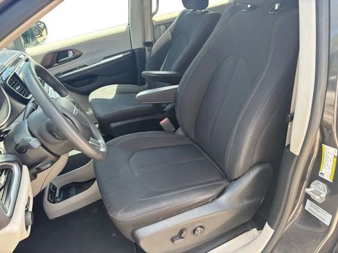 Used 2017 Chrysler Pacifica Touring w/ Tire & Wheel Group FWD image 20