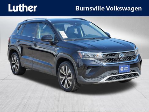 Certified 2022 Volkswagen Taos SE image 1