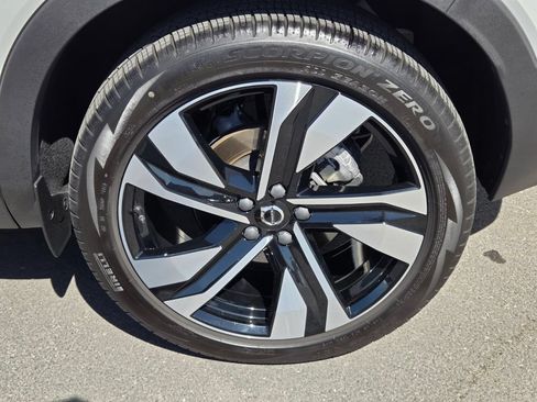 Certified 2025 Volvo XC40 B5 Ultra w/ Climate Package AWD/4WD image 5