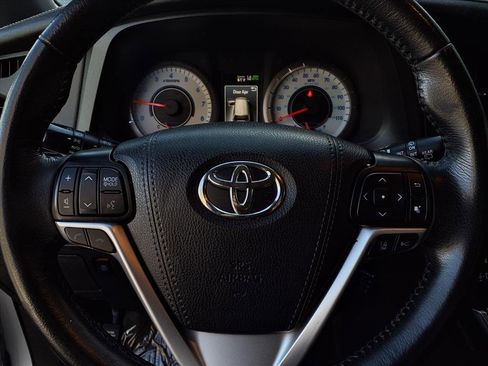 Certified 2019 Toyota Sienna SE Premium image 11