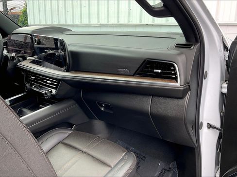 Used 2026 Chevrolet Tahoe High Country AWD/4WD image 19