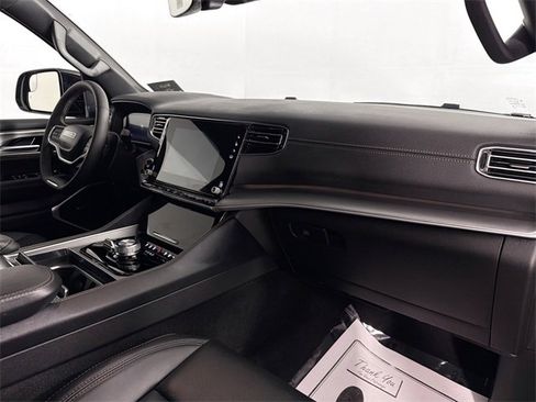 Used 2025 Jeep Wagoneer 4WD image 34