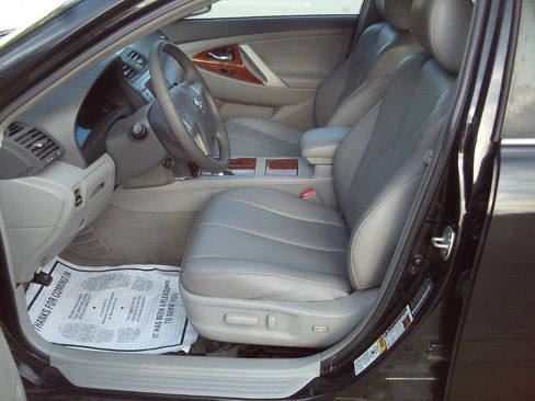 Used 2011 Toyota Camry LE FWD image 8