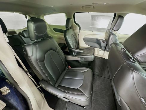 Certified 2024 Chrysler Pacifica Touring-L image 38