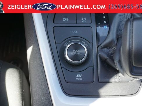 Used 2021 Toyota RAV4 LE AWD/4WD image 20