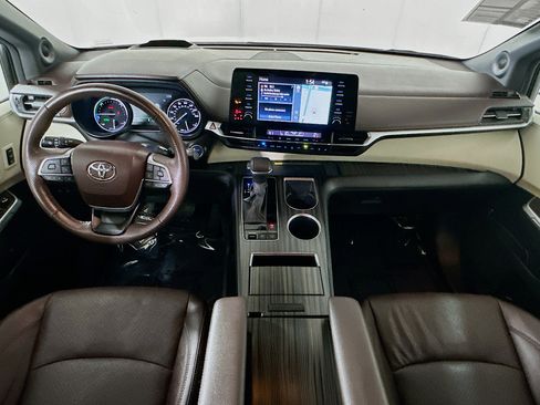 Used 2024 Toyota Sienna Platinum image 27