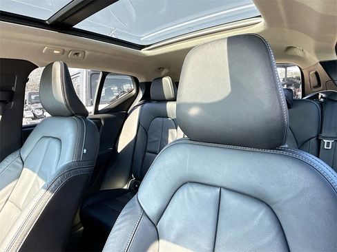 Used 2023 Volvo XC40 B4 Plus image 22