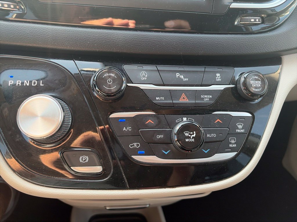 Used 2018 Chrysler Pacifica Touring-L FWD image 22