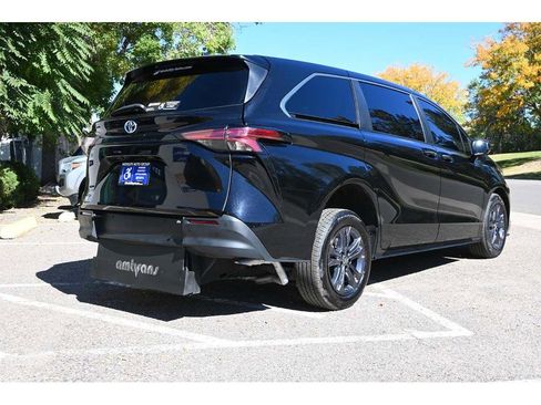 Used 2022 Toyota Sienna XLE image 6