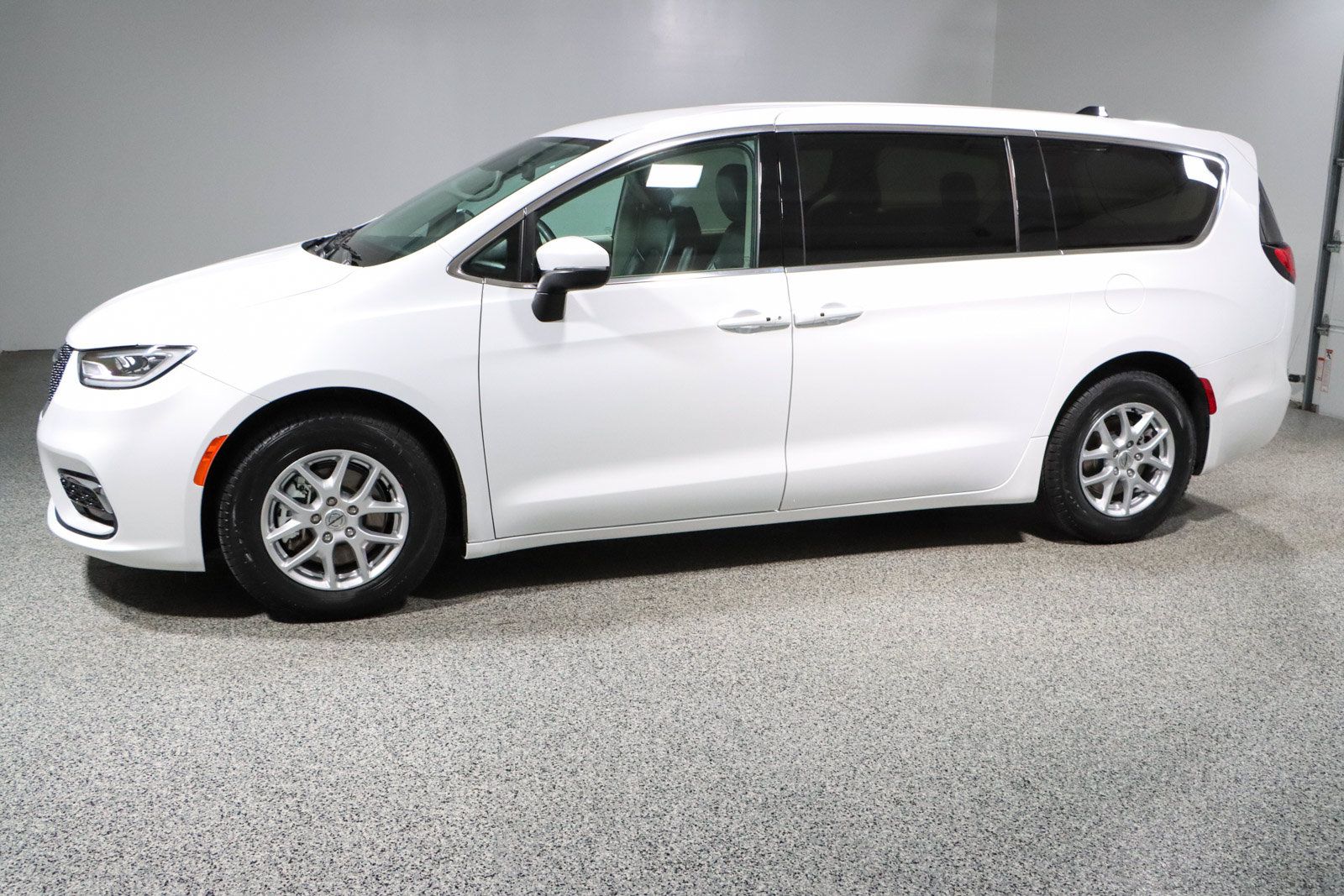 Used 2023 Chrysler Pacifica Touring-L FWD image 10