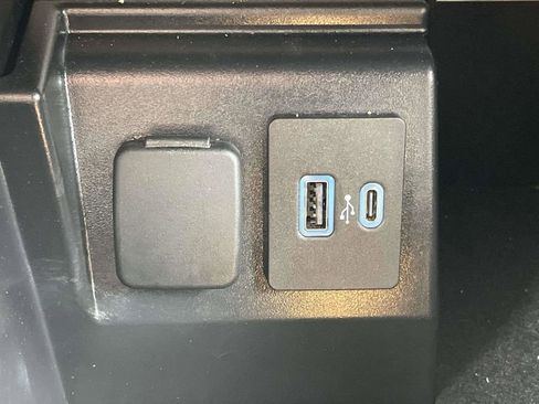 Used 2023 Ford Explorer Platinum w/ Technology Package AWD/4WD image 23
