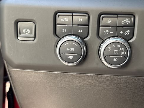 Used 2024 GMC Sierra 2500 AT4 w/ AT4 Premium Plus Package AWD/4WD image 18