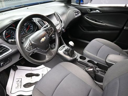 Used 2017 Chevrolet Cruze LT image 18