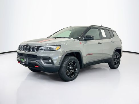 Used 2023 Jeep Compass Trailhawk w/ Trailhawk Elite Group AWD/4WD image 3