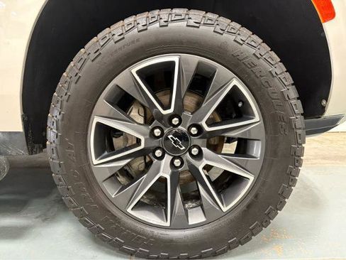 Used 2023 Chevrolet Suburban Z71 AWD/4WD image 8
